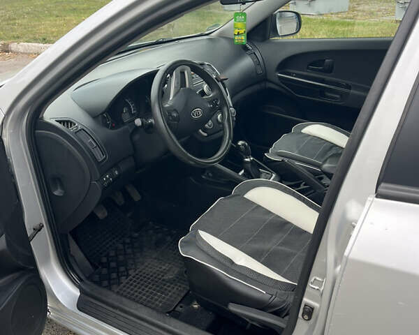 Серый Киа Сид, объемом двигателя 1.4 л и пробегом 220 тыс. км за 7000 $, фото 7 на Automoto.ua