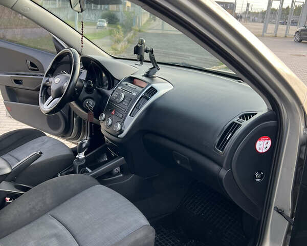 Сірий Кіа Сід, об'ємом двигуна 1.59 л та пробігом 192 тис. км за 6500 $, фото 8 на Automoto.ua