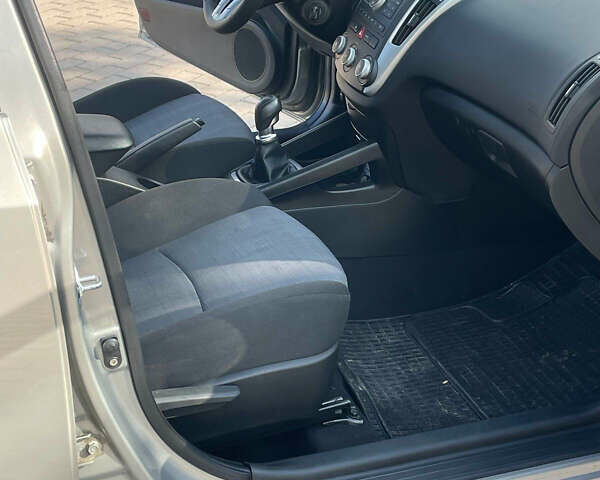 Серый Киа Сид, объемом двигателя 1.4 л и пробегом 213 тыс. км за 5000 $, фото 9 на Automoto.ua