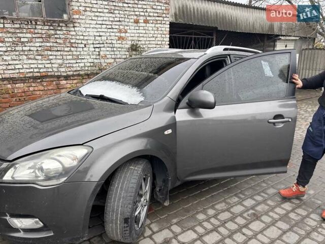 Серый Киа Сид, объемом двигателя 1.58 л и пробегом 300 тыс. км за 6000 $, фото 2 на Automoto.ua