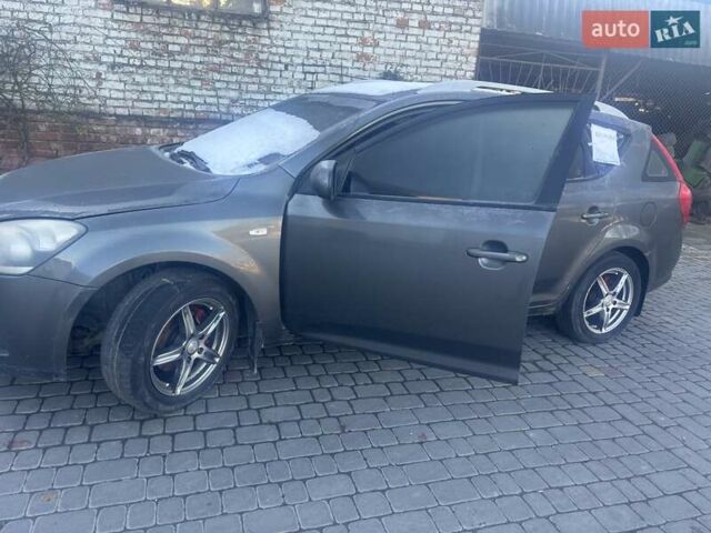 Серый Киа Сид, объемом двигателя 1.58 л и пробегом 300 тыс. км за 6000 $, фото 4 на Automoto.ua