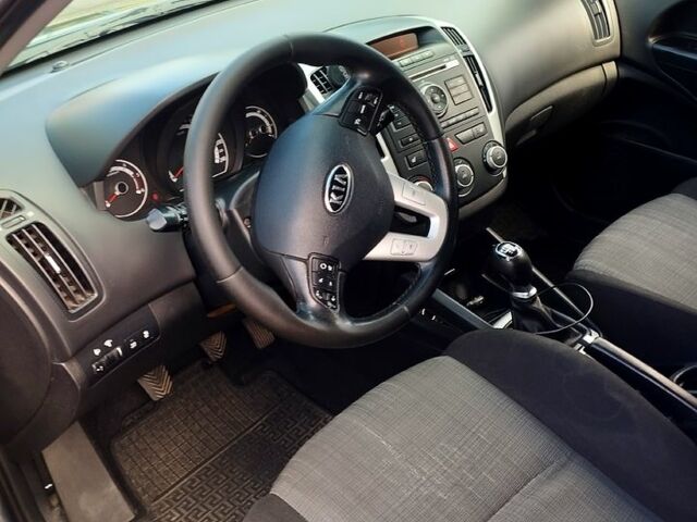 Серый Киа Сид, объемом двигателя 1.6 л и пробегом 225 тыс. км за 6500 $, фото 6 на Automoto.ua
