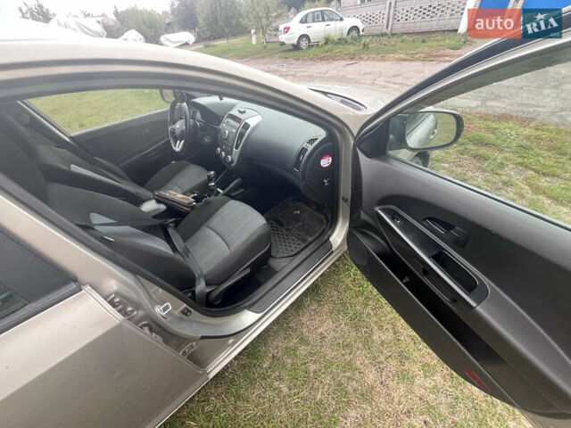 Серый Киа Сид, объемом двигателя 1.6 л и пробегом 238 тыс. км за 6800 $, фото 10 на Automoto.ua