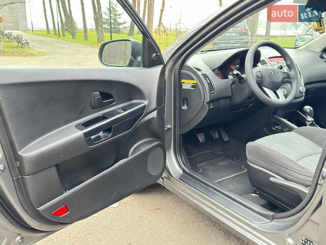 Серый Киа Сид, объемом двигателя 1.59 л и пробегом 187 тыс. км за 6700 $, фото 30 на Automoto.ua