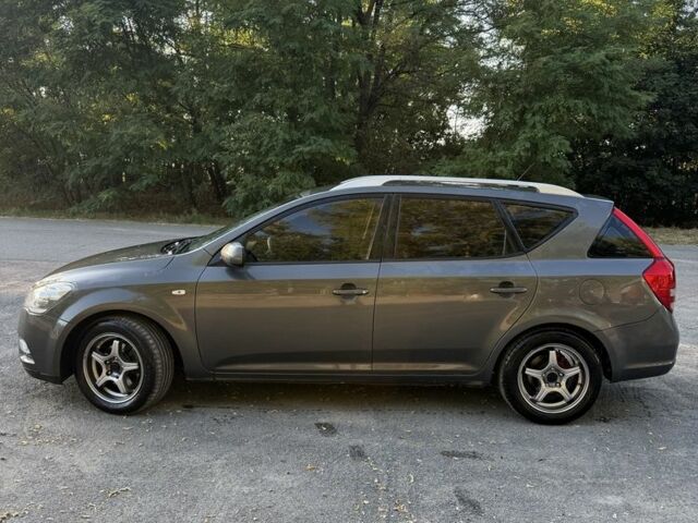 Серый Киа Сид, объемом двигателя 1.6 л и пробегом 380 тыс. км за 5499 $, фото 4 на Automoto.ua