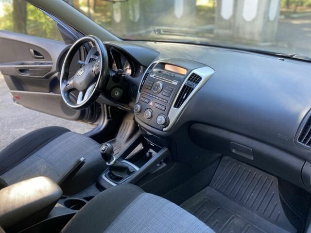 Серый Киа Сид, объемом двигателя 1.4 л и пробегом 181 тыс. км за 6500 $, фото 5 на Automoto.ua