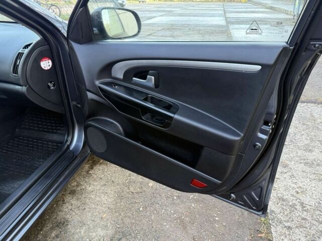 Серый Киа Сид, объемом двигателя 1.6 л и пробегом 48 тыс. км за 8300 $, фото 15 на Automoto.ua