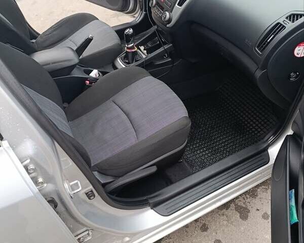 Серый Киа Сид, объемом двигателя 1.58 л и пробегом 270 тыс. км за 7200 $, фото 9 на Automoto.ua