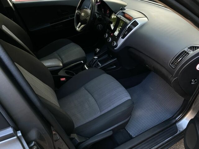 Серый Киа Сид, объемом двигателя 1.6 л и пробегом 189 тыс. км за 6300 $, фото 18 на Automoto.ua