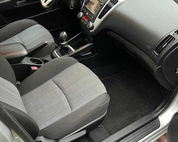 Серый Киа Сид, объемом двигателя 1.6 л и пробегом 207 тыс. км за 7450 $, фото 21 на Automoto.ua