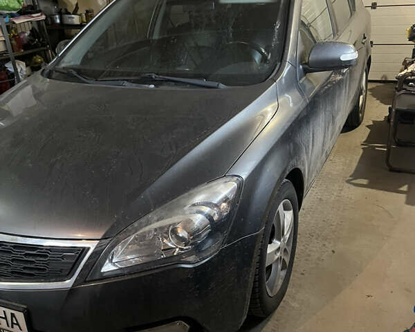 Серый Киа Сид, объемом двигателя 1.6 л и пробегом 260 тыс. км за 7500 $, фото 6 на Automoto.ua