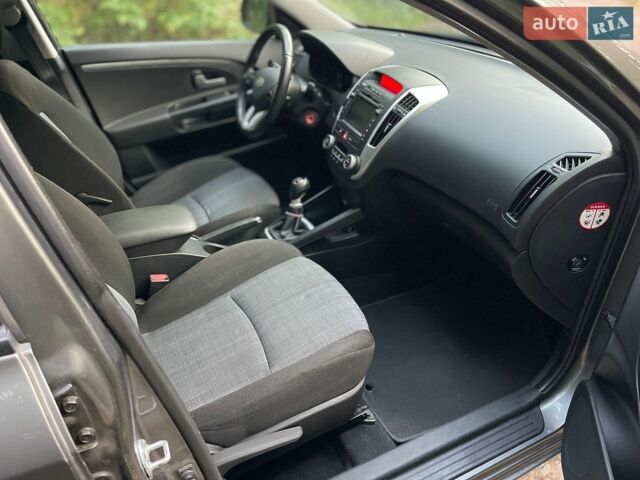 Серый Киа Сид, объемом двигателя 1.6 л и пробегом 175 тыс. км за 4500 $, фото 10 на Automoto.ua