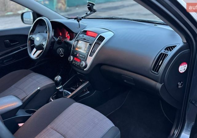 Серый Киа Сид, объемом двигателя 1.4 л и пробегом 220 тыс. км за 6950 $, фото 41 на Automoto.ua