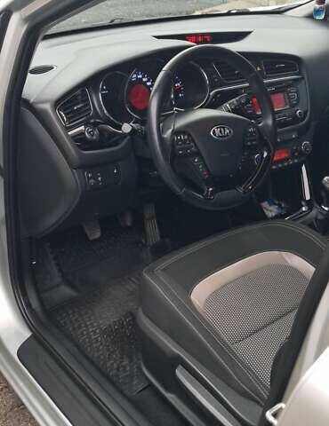 Серый Киа Сид, объемом двигателя 1.58 л и пробегом 128 тыс. км за 10000 $, фото 8 на Automoto.ua