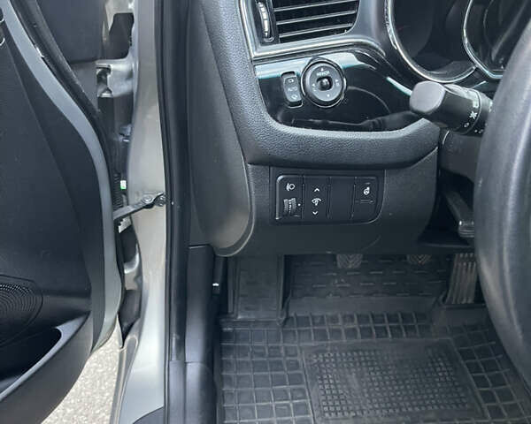 Серый Киа Сид, объемом двигателя 1.58 л и пробегом 100 тыс. км за 11800 $, фото 6 на Automoto.ua