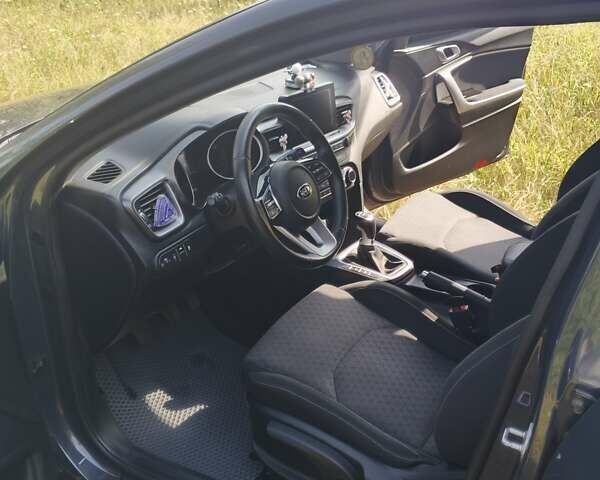 Серый Киа Сид, объемом двигателя 1.6 л и пробегом 200 тыс. км за 13500 $, фото 7 на Automoto.ua