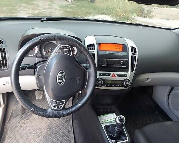 Синий Киа Сид, объемом двигателя 1.6 л и пробегом 250 тыс. км за 5200 $, фото 4 на Automoto.ua