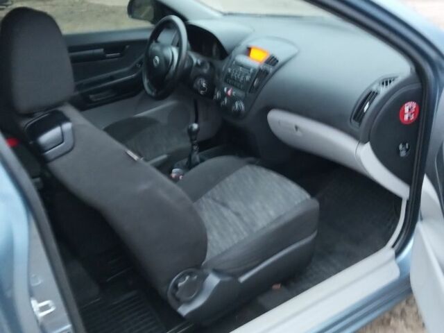 Синий Киа Сид, объемом двигателя 1.4 л и пробегом 200 тыс. км за 2650 $, фото 2 на Automoto.ua