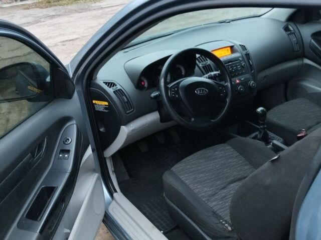 Синий Киа Сид, объемом двигателя 1.4 л и пробегом 200 тыс. км за 2650 $, фото 1 на Automoto.ua