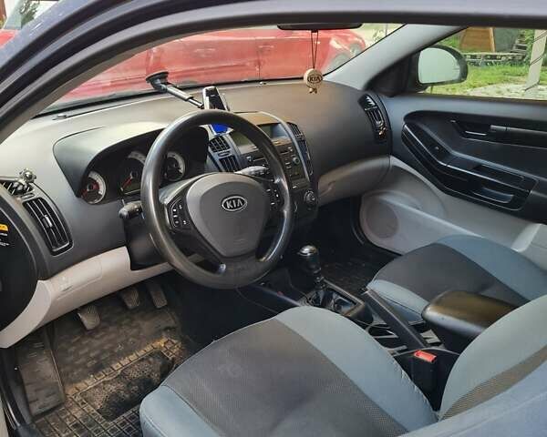 Синий Киа Сид, объемом двигателя 1.4 л и пробегом 220 тыс. км за 5400 $, фото 4 на Automoto.ua