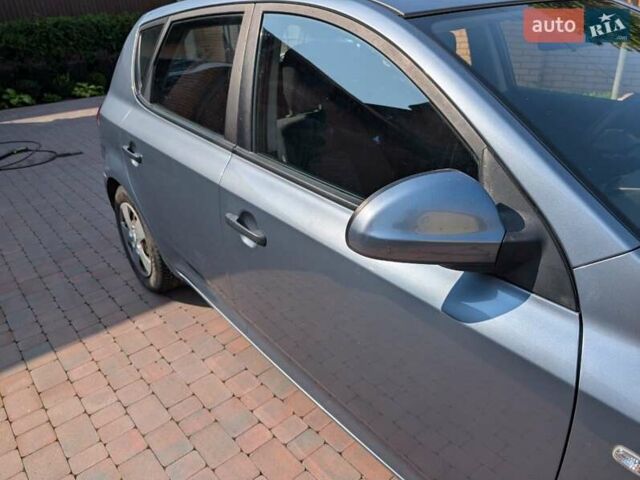 Синий Киа Сид, объемом двигателя 1.4 л и пробегом 200 тыс. км за 5500 $, фото 12 на Automoto.ua