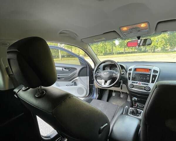 Синий Киа Сид, объемом двигателя 1.4 л и пробегом 336 тыс. км за 5200 $, фото 6 на Automoto.ua