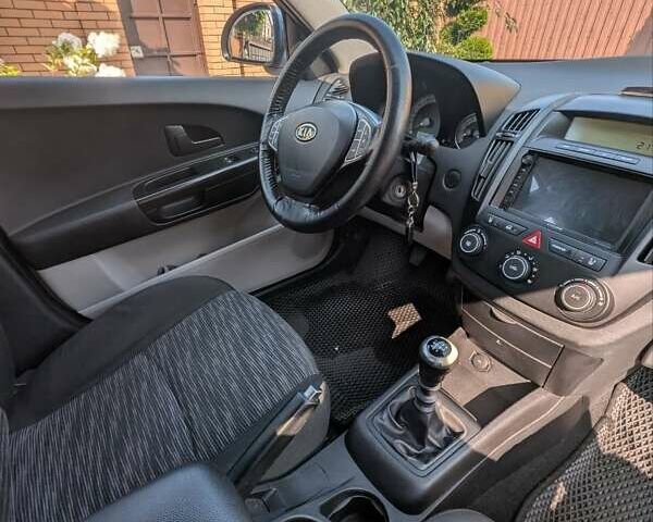 Синий Киа Сид, объемом двигателя 1.4 л и пробегом 200 тыс. км за 5500 $, фото 23 на Automoto.ua