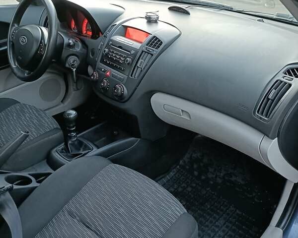 Синий Киа Сид, объемом двигателя 1.59 л и пробегом 250 тыс. км за 4250 $, фото 1 на Automoto.ua