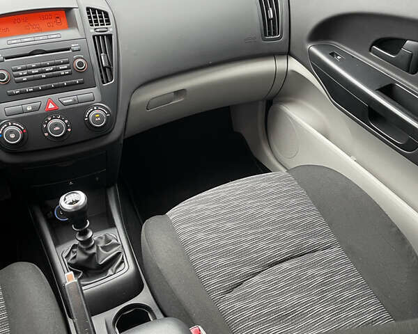 Синий Киа Сид, объемом двигателя 1.4 л и пробегом 200 тыс. км за 6200 $, фото 15 на Automoto.ua