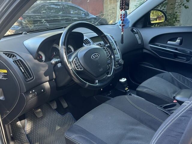 Синій Кіа Сід, об'ємом двигуна 1.6 л та пробігом 300 тис. км за 4500 $, фото 5 на Automoto.ua