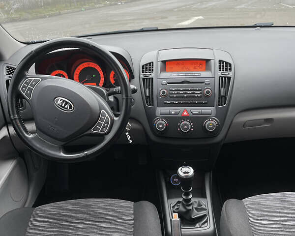 Синий Киа Сид, объемом двигателя 1.4 л и пробегом 200 тыс. км за 6200 $, фото 18 на Automoto.ua