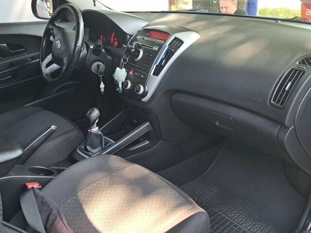 Синий Киа Сид, объемом двигателя 1.4 л и пробегом 240 тыс. км за 4900 $, фото 10 на Automoto.ua
