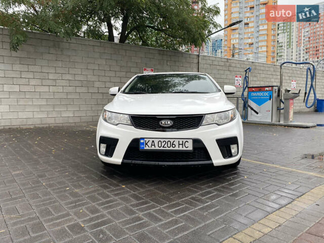 Белый Киа Cerato KOUP, объемом двигателя 2 л и пробегом 237 тыс. км за 8100 $, фото 5 на Automoto.ua