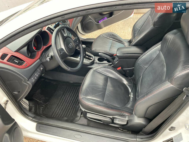 Белый Киа Cerato KOUP, объемом двигателя 2 л и пробегом 237 тыс. км за 8100 $, фото 9 на Automoto.ua