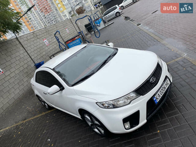 Белый Киа Cerato KOUP, объемом двигателя 2 л и пробегом 237 тыс. км за 8100 $, фото 6 на Automoto.ua