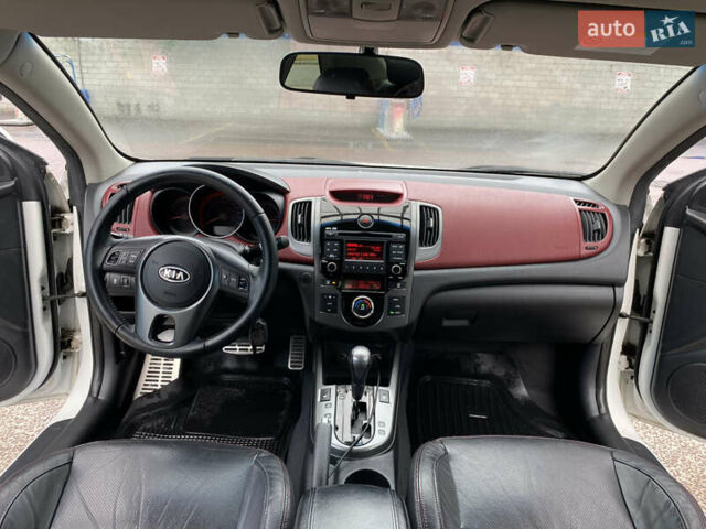 Белый Киа Cerato KOUP, объемом двигателя 2 л и пробегом 237 тыс. км за 8100 $, фото 7 на Automoto.ua