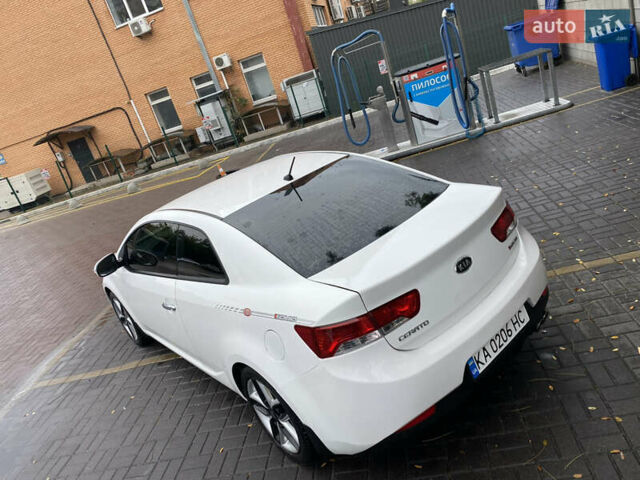 Белый Киа Cerato KOUP, объемом двигателя 2 л и пробегом 237 тыс. км за 8100 $, фото 2 на Automoto.ua
