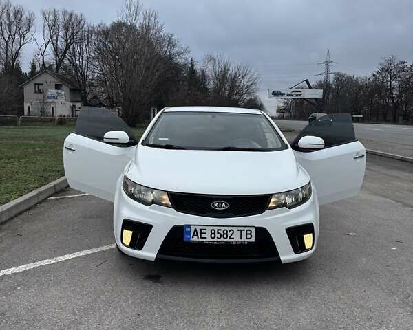 Білий Кіа Cerato KOUP, об'ємом двигуна 2 л та пробігом 174 тис. км за 8500 $, фото 10 на Automoto.ua