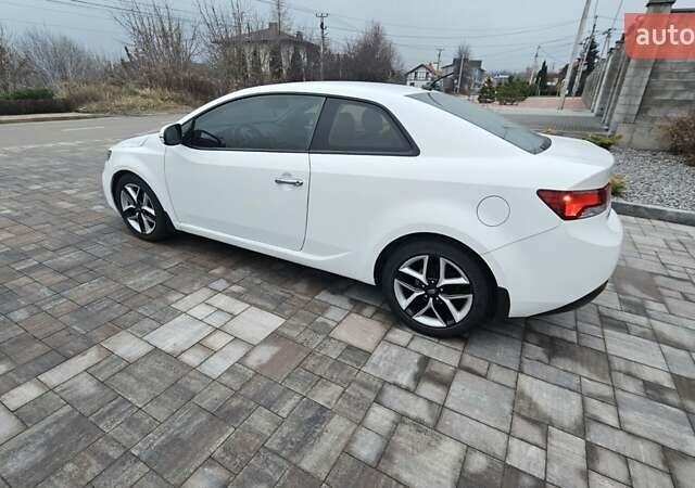 Белый Киа Cerato KOUP, объемом двигателя 2 л и пробегом 138 тыс. км за 8300 $, фото 3 на Automoto.ua
