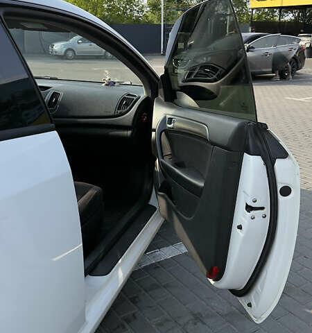 Білий Кіа Cerato KOUP, об'ємом двигуна 1.6 л та пробігом 114 тис. км за 10000 $, фото 11 на Automoto.ua