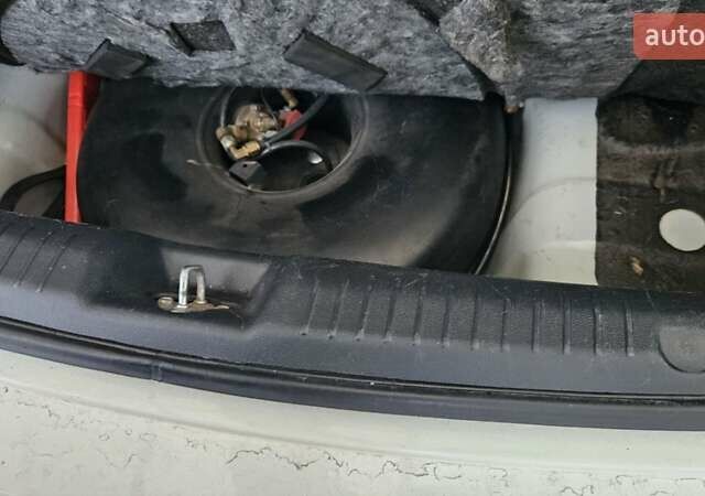 Белый Киа Cerato KOUP, объемом двигателя 2 л и пробегом 138 тыс. км за 8300 $, фото 10 на Automoto.ua