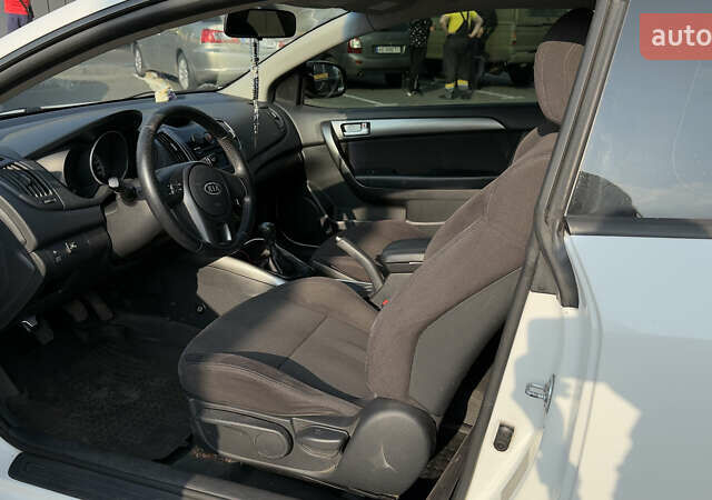 Білий Кіа Cerato KOUP, об'ємом двигуна 1.6 л та пробігом 114 тис. км за 10000 $, фото 18 на Automoto.ua