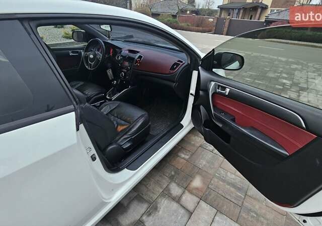 Белый Киа Cerato KOUP, объемом двигателя 2 л и пробегом 138 тыс. км за 8300 $, фото 9 на Automoto.ua