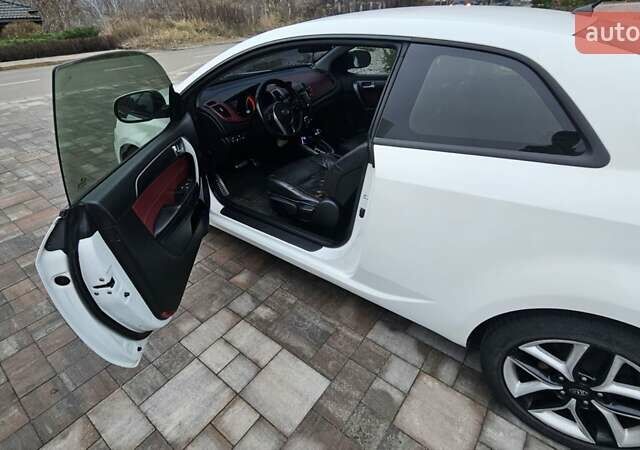 Белый Киа Cerato KOUP, объемом двигателя 2 л и пробегом 138 тыс. км за 8300 $, фото 5 на Automoto.ua