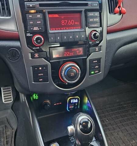 Белый Киа Cerato KOUP, объемом двигателя 2 л и пробегом 138 тыс. км за 8300 $, фото 7 на Automoto.ua