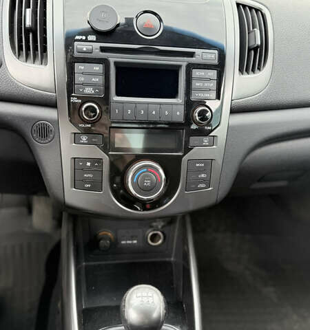 Білий Кіа Cerato KOUP, об'ємом двигуна 1.6 л та пробігом 114 тис. км за 10000 $, фото 21 на Automoto.ua