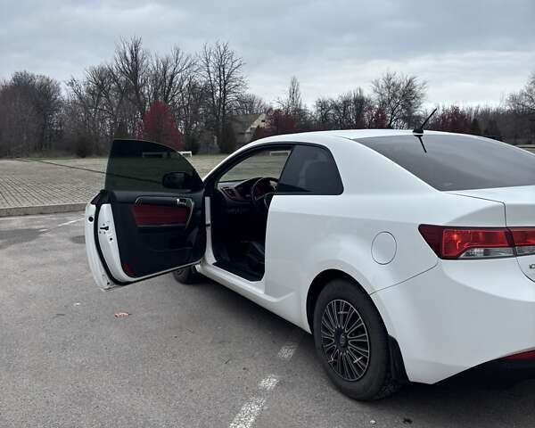 Білий Кіа Cerato KOUP, об'ємом двигуна 2 л та пробігом 174 тис. км за 8500 $, фото 9 на Automoto.ua