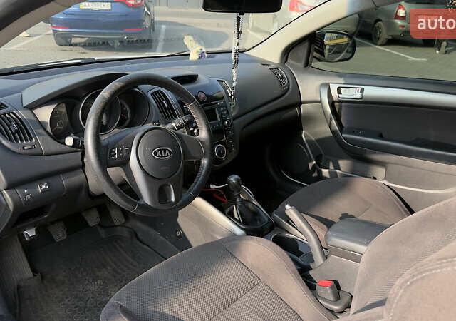 Білий Кіа Cerato KOUP, об'ємом двигуна 1.6 л та пробігом 114 тис. км за 10000 $, фото 17 на Automoto.ua