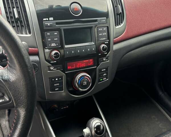 Білий Кіа Cerato KOUP, об'ємом двигуна 2 л та пробігом 174 тис. км за 8500 $, фото 12 на Automoto.ua