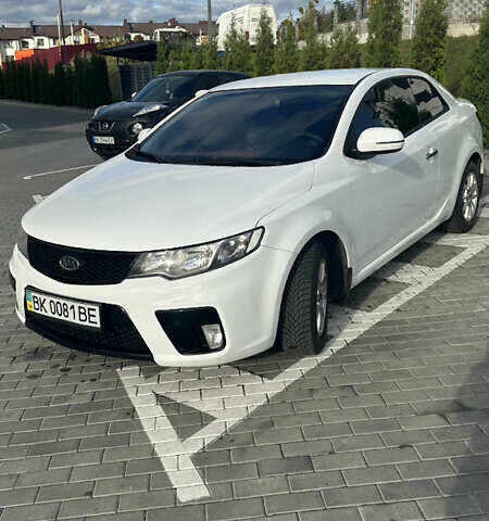 Белый Киа Cerato KOUP, объемом двигателя 2 л и пробегом 200 тыс. км за 8500 $, фото 5 на Automoto.ua